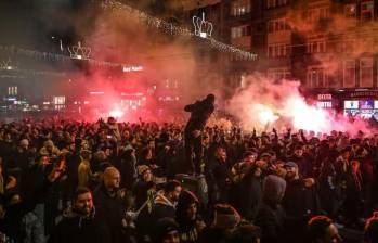 Hinchas israelíes en el centro de Ámsterdam donde fueron los enfrentamientos contra los holandeses tras partido entre Ajax y el Maccabi Tel Aviv FC. FOTO: Getty