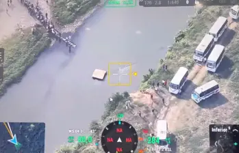 Las autoridades identificaron más de 60 buses en suelo colombiano, posicionados estratégicamente cerca del punto de ingreso para recibir a quienes cruzaban la frontera. FOTO: Captura de vídeo Ministerio de Defensa