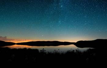 En este noviembre el cielo nocturno se ilumina con la lluvia de estrellas Táuridas, un espectáculo astronómico visible cada noviembre que invita a observar el paso de meteoros desde la Tierra. FOTO Pixabay