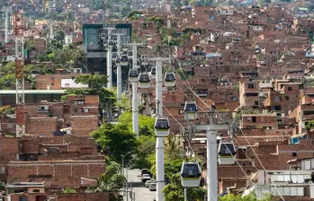 El Metrocable de Medellín es un solución de transporte aéreo por cable que conecta diferentes partes de la ciudad. Incluye varias líneas que conectan el nororiente y el occidente con el resto del sistema. FOTO: Camilo Suárez. 