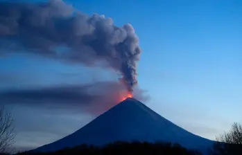 El volcán Kliuchevskoi está ubicado a 4.800 metros de altura y tiene de un cono con un cráter de unos 700 kilómetros de diámetro. FOTO: Tomada de X @Tiempo_AMBA