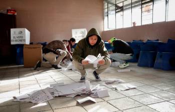 Conteo de votos en las elecciones de Ecuador este 20 de agosto. FOTO AFP