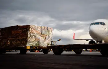 Pasajeros enfrentan retrasos y cancelaciones en El Dorado por la fuerte neblina que ha afectado la operación aérea este 15 de abril. FOTO COLPRENSA. 
