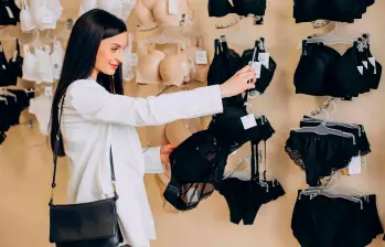 Los colombianos gastaron más de $32 billones en moda durante 2025 y el tamaño de la demanda creció 6,4% anual. FOTO: FREEPIK