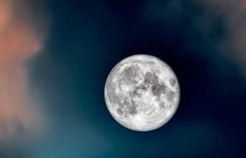 La Luna, protagonista del cielo nocturno, transita por sus distintas fases en diciembre 2024, marcando eventos astronómicos únicos como la Luna Negra y la Luna Fría. FOTO Pixabay