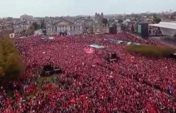 Los manifestantes marcharon varias horas por las calles de Amsterdam pese a la lluvia intermitente que cayó en la ciudad ese 5 de octubre. FOTO: Captura de video