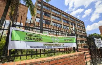 Desde el pasado 11 de agosto, más de 350 funcionarios de la regional Antioquia del ICBF salieron a paro denunciando una crisis en la entidad. FOTO: Camilo Suárez Echeverry