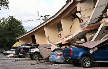Un edificio quedó casi completamente destruido después del terremoto, aplastando a los vehículos que estaban parqueados debajo. Foto: AFP.