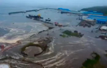 El puerto de Sévero-Kurilsk, en las islas Kuriles, a cerca de 350 kilómetros del epicentro del terremoto en península de Rusia, se inundó por un tsunami. FOTO: Captura de video