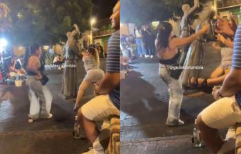 Turista dañó una de las esculturas ubicadas en la Plaza de la Trinidad en Cartagena. Foto: captura de video @guiaxcolombia