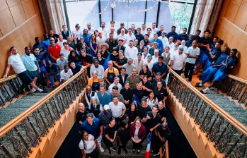 El plantel de Francia con el personald el hotel Four Seasons de Boston. FOTO: X FFF