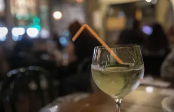 La caipirinha es un coctel clásico de brasil hecho con cachaza, limón, azúcar y hielo. Foto: Carlos Alberto Velásquez