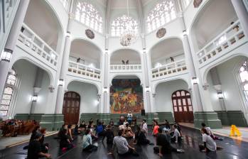 Durante varios días algunos bailarines de Medellín tendrán una taller formativo con el bailarín canadiense Jason Martín. El resultado del taller se llevará al escenario en el cierre del evento. FOTO esneyder gutiérrez 