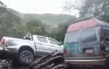 Un deslizamiento se llevó tres vehículos en zona rural de Pasto, Nariño. FOTO: Captura de video 