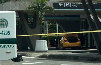 El aeropuerto fue acordonado mientras los técnicos antiexplosivos procedían a atender la alerta. FOTO: Cortesía