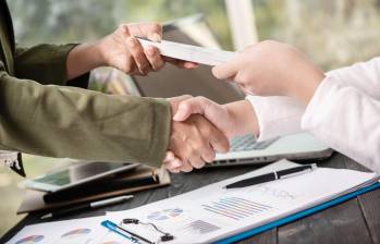Los acusados ocultaron la muerte de su amigo para seguir cobrando sus cheques de pensión. Imagen: Freepik. 