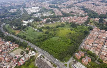 El lote donde se desarrollará el proyecto mide 73.000 metros cuadrados. Queda sobre la carrera 65, al lado de la escuela de policía Carlos Holguín. En el siglo pasado fue del cartel de Medellín. FOTO camilo suárez