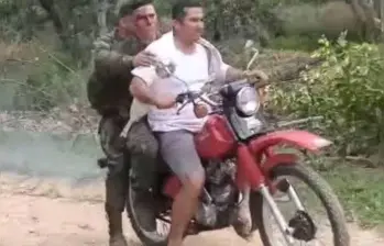 Johan Trujillo transportó a soldados que sobrevivieron a caída del avión en Putumayo. FOTO: Captura de video