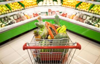 Aunque la clase trabajadora de los medellinenses están cambiando sus hábitos alimenticios, el costo de una dieta saludable puede superar el ingreso de muchas familias. FOTO cortesía Crowe Co