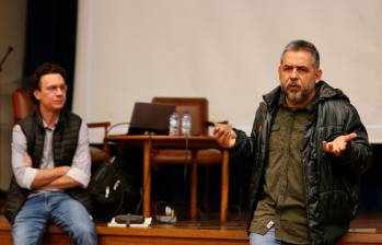 Imagen de la rueda de prensa de Mario Mendoza y Keko Olano para hablar sobre la serie de Cómics que será Lanzada este sábado en el SOFA en Corferias. FOTO Colprensa