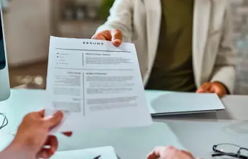 Los reclutadores pueden decidir en segundos si un candidato sigue o no en el proceso, solo con ver su hoja de vida. FOTO: LINKEDIN