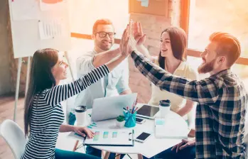 Personas sonriendo mientras comparten el ejercicio de su profesión. FOTO: Shutterstock