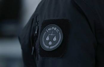 El logo del Inpec en una chaqueta. FOTO: COLPRENSA.