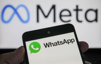 La aplicación de mensajería de Meta, con más de 2.000 millones de usuarios en el mundo, prepara la llegada de mensajes programados y videollamadas abiertas a personas sin cuenta en la plataforma. FOTO AFP