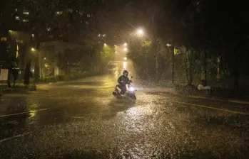 El aguacero que cayó en Medellín este 29 de julio inició en el costado oriental y luego se extendió al sur del Valle de Aburrá. Imagen de referencia. FOTO: Carlos Velásquez