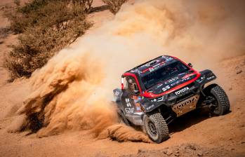 Henk Lategan y su copiloto Brett Cummings aceleraron a fondo para ganar, en coches, el prólogo del Dakar-2025. La competencia terminará el próximo 17 de enero en la localidad de Shaybah. FOTO: AFP 