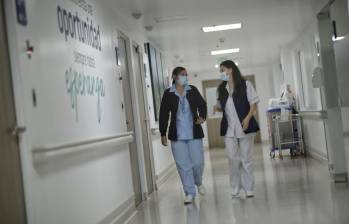 Médicos y trabajadores de la salud de las zonas afectadas por el terremoto solicitan medidas de protección laboral y apoyo económico mientras avanzan las labores de recuperación. FOTO: Colprensa. 