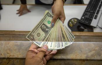 El dólar baja este martes en Colombia, pero sigue por encima de los $3.900. FOTO CARLOS VELÁSQUEZ