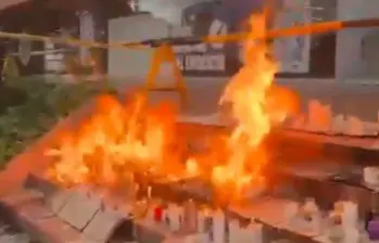 Un altar en honor a Miguel Uribe sufrió un incendio en horas de la mañana de este jueves. FOTO: Tomada de redes sociales