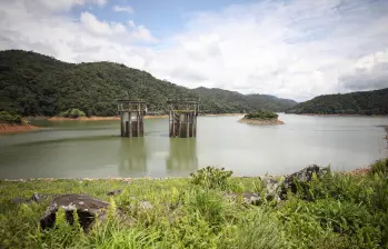 Si se revisan los ocho embalses que se encuentran por encima de 90% de su capacidad de llenado y que tienen mayor peso en la matriz hidráulica, los tres primeros están controlados por empresas privadas. FOTO: MinEnergía.