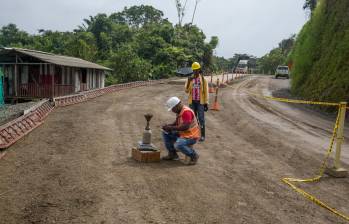 La vía Medellín-Quibdó, que lleva cerca de 15 años en obra, recibirá recursos para los 13 kilómetros que le faltan por pavimentar. Se espera que en agosto de 2022 esté lista. FOTO esteban vanegas
