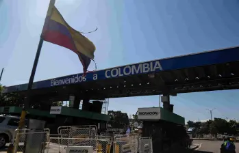 La bandera de Colombia en el puente Internacional Simón Bolívar. FOTO: COLPRENSA.