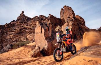 El argentino Luciano Benavides se ubica en la séptima casilla de la clasificación general de motos del Rally. FOTO: TOMADA DEL X DE @redbullARG