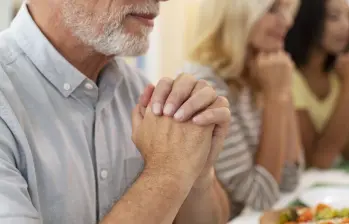 La corona de Adviento marca el inicio de cuatro semanas de preparación espiritual para la Navidad. FOTO: Freepik. 