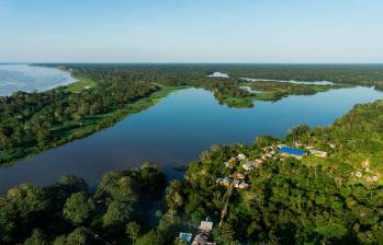 Fotografía aérea de río y selva del Amazonas en la zona de Puerto Nariño, Colombia, desembocadura del río Loretoyacú al río Amazonas. Foto: El Colombiano.