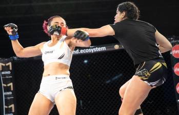 El juez interviene para detener el combate entre Martínez (uniforme blanco) y Giraldo. Foto: Edwin Bustamante.