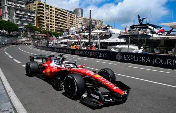 Charles Leclerc corriendo en el circuito de Las Vegas para la escudería italiana Ferrari. FOTO: GETTY