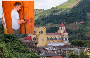 Comunidad de la vereda El Yerbal, en Betulia, cerró con candado la caseta comunal donde los menores reciben clases, como protesta por el retraso en las obras de su escuela. Foto: Cortesía. 