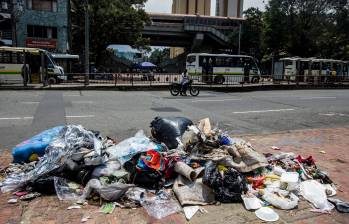 La acumulación de basuras hacen parte del paisaje diario en las vías del Centro de Medellín. FOTO: JULIO CÉSAR HERRERA ECHEVERRI
