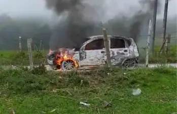 Encontraron a un hombre dentro de un vehículo en llamas en Valle del Cauca. FOTO: Tomada de redes sociales