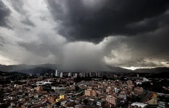 Imagen de referencia de una tormenta sobre la ciudad de Medellín. Foto: Jaime Pérez Munévar