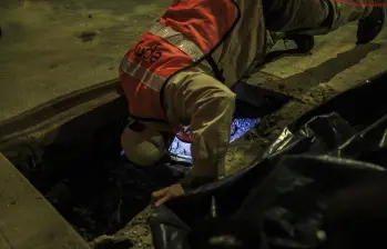 Miembro de una cuadrilla de Empresas Públicas de Medellín (EPM) revisa el alcantarillado en distintos sitios de la ciudad de Medellin. Fecha de evento: 15/08/2024 Foto: Andrés Camilo Suárez Echeverry