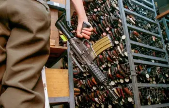 El funcionario habría ingresado fuera del turno laboral para manipular el inventario de armas. Foto: EL COLOMBIANO.