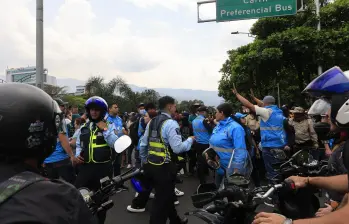Motociclistas e indígenas se enfrentaron en la glorieta de La Alpujarra ante los bloqueos que pretendían hacer los manifestantes. FOTO: CAMILO SUÁREZ