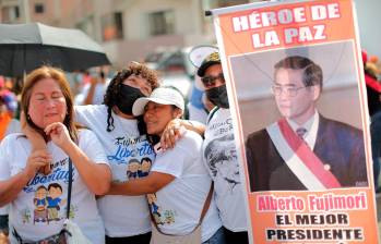 Simpatizantes de Fujimori se han manifestado a las afueras del penal Barbadillo, en Lima (Perú), por la liberación del expresidente. FOTO: EFE/ Luis Angel Gonzales