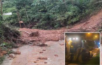 Adelante, una retroexcavadora trata de limpiar una de las vías del municipio. Atrás, otro de los tramos afectados por las fuertes lluvias. FOTO: imágenes tomadas de las redes del canal San Rafael TV.